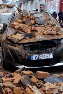 Quedas de árvores e estruturas, estradas cortadas, localidades sem água. Depressão Kristin causa rasto de destruição